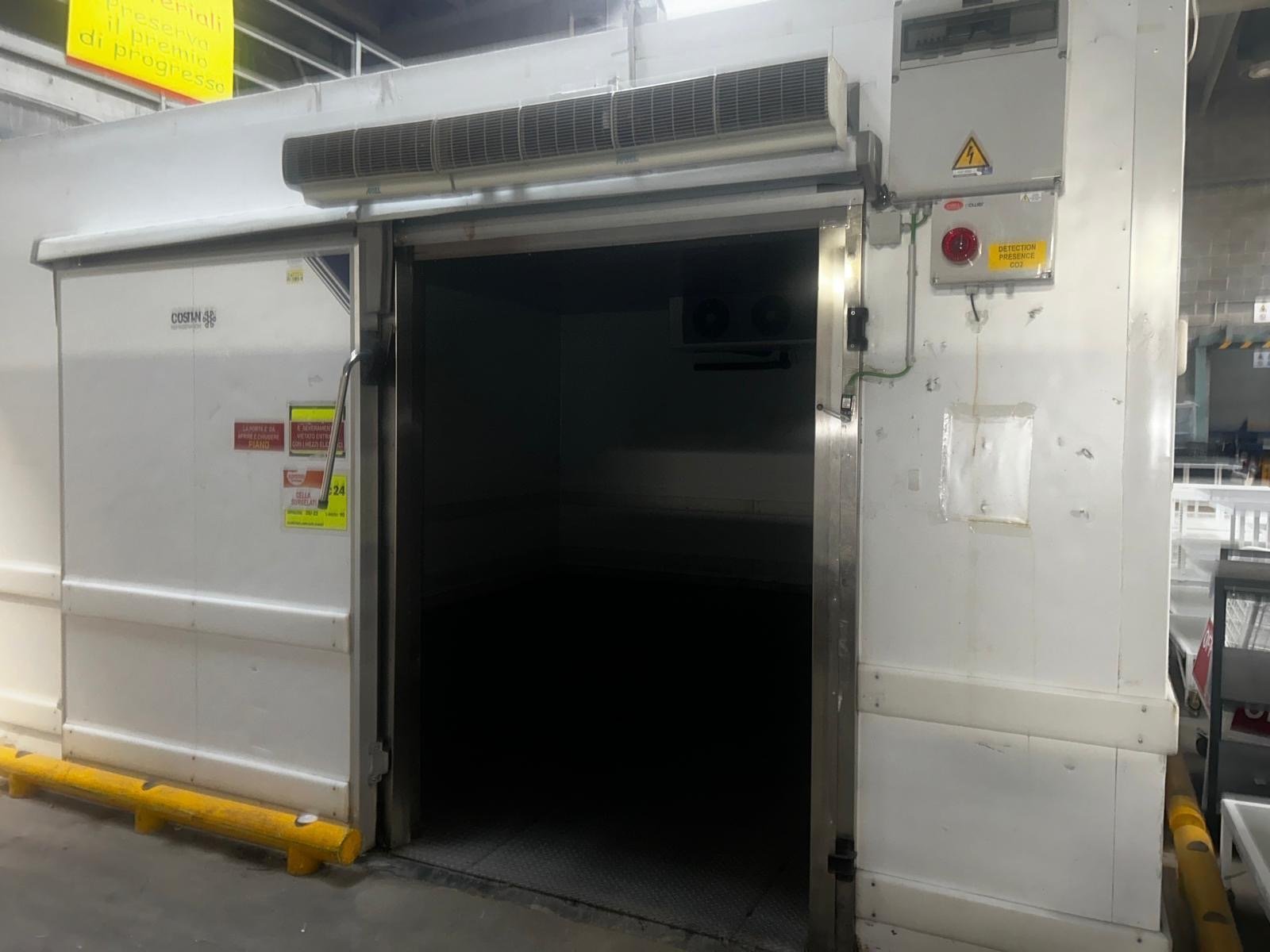 Large cold room entrance β high-capacity storage